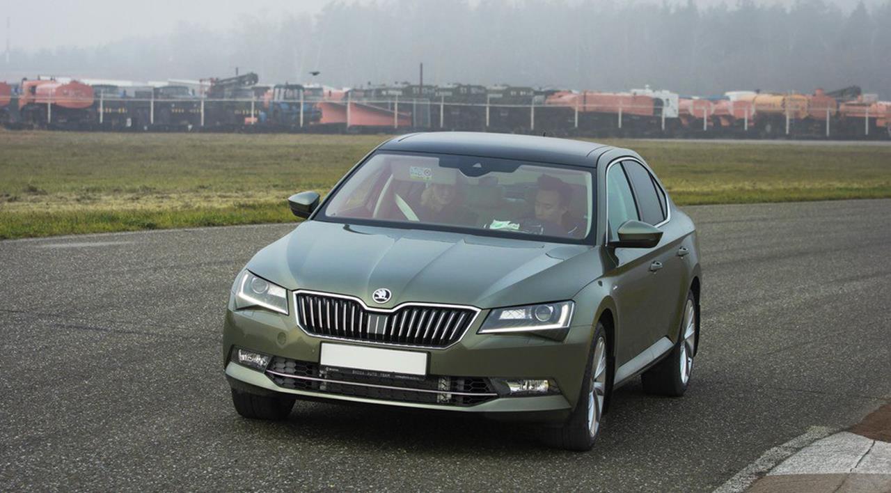 Skoda Superb зеленая