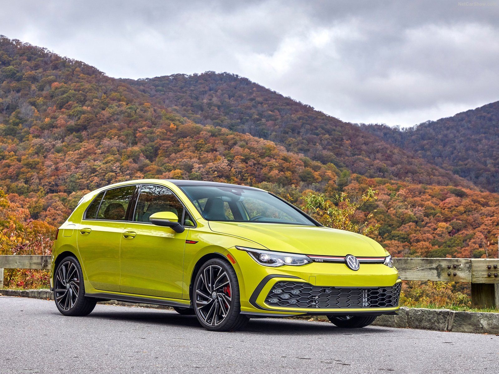 Volkswagen Golf 2020 Yellow