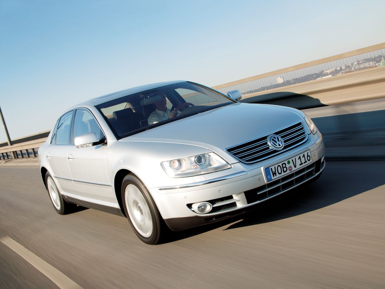 Фольксвагены 2003 года. Volkswagen Phaeton v10 TDI. Фольксваген Фаэтон 2003. VW Phaeton 2001. Пассат Phaeton 2003.