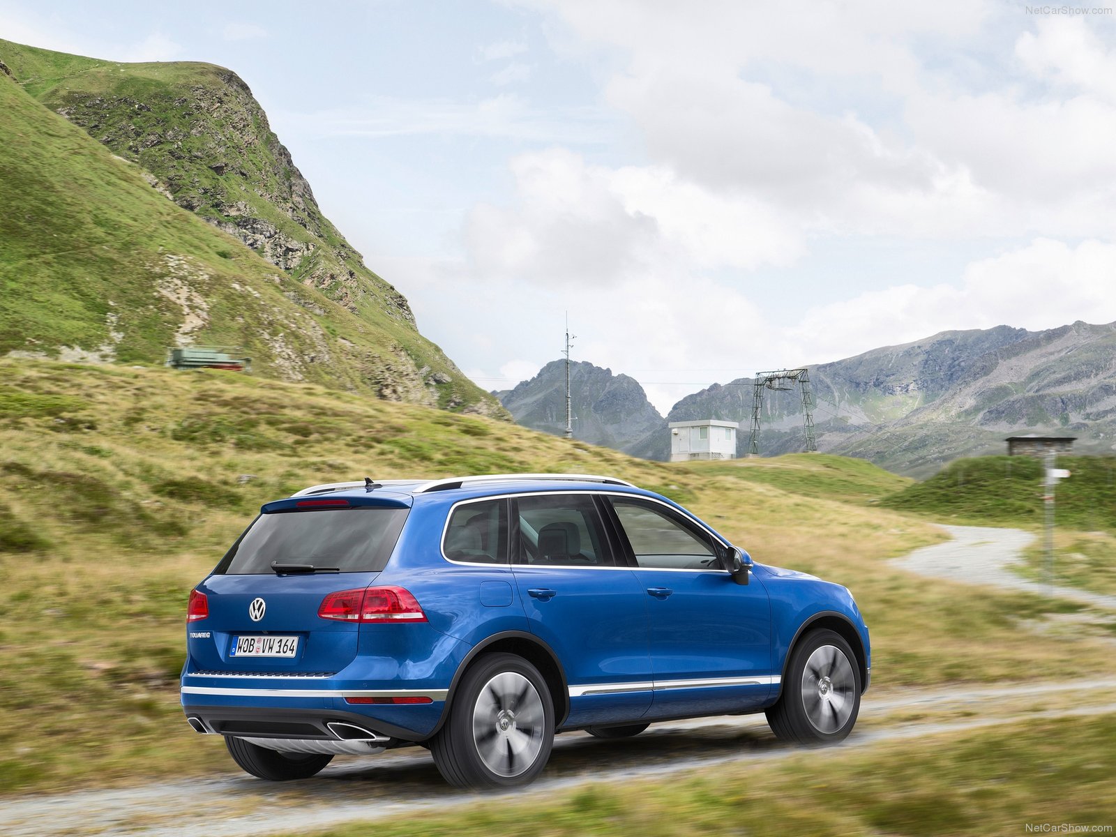 Volkswagen Touareg белый сзади