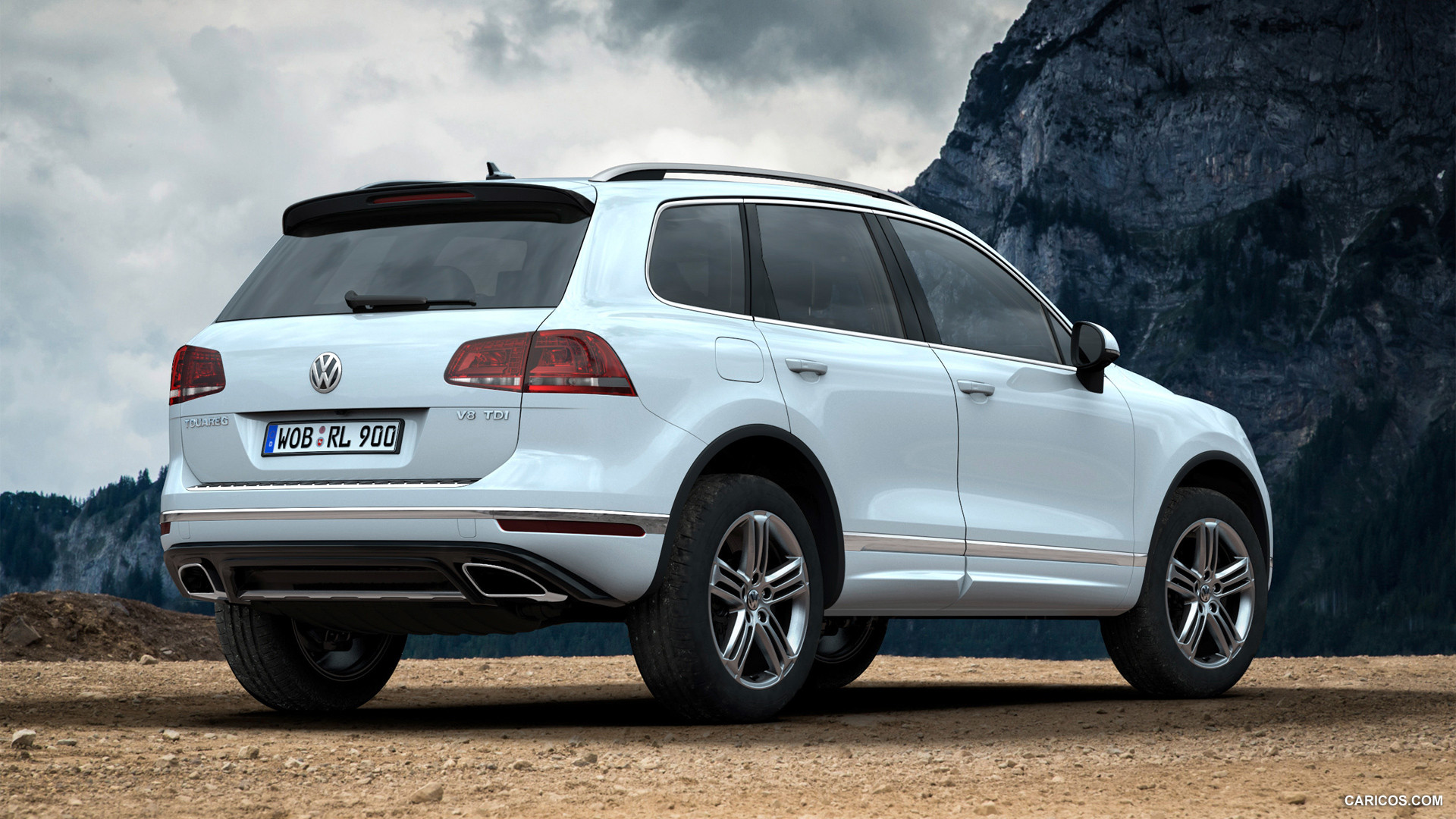 Volkswagen Touareg белый сзади