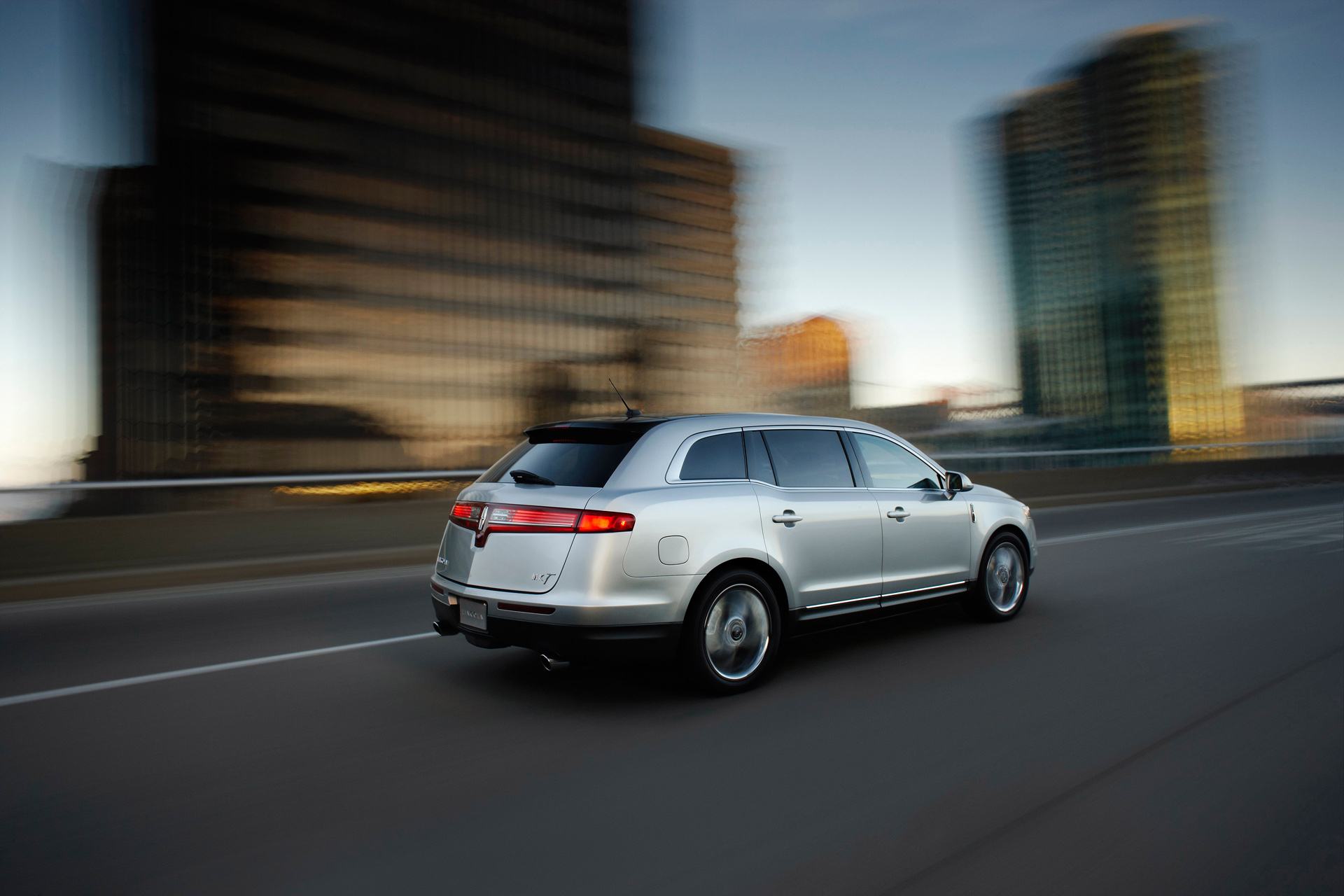 Lincoln MKT фото