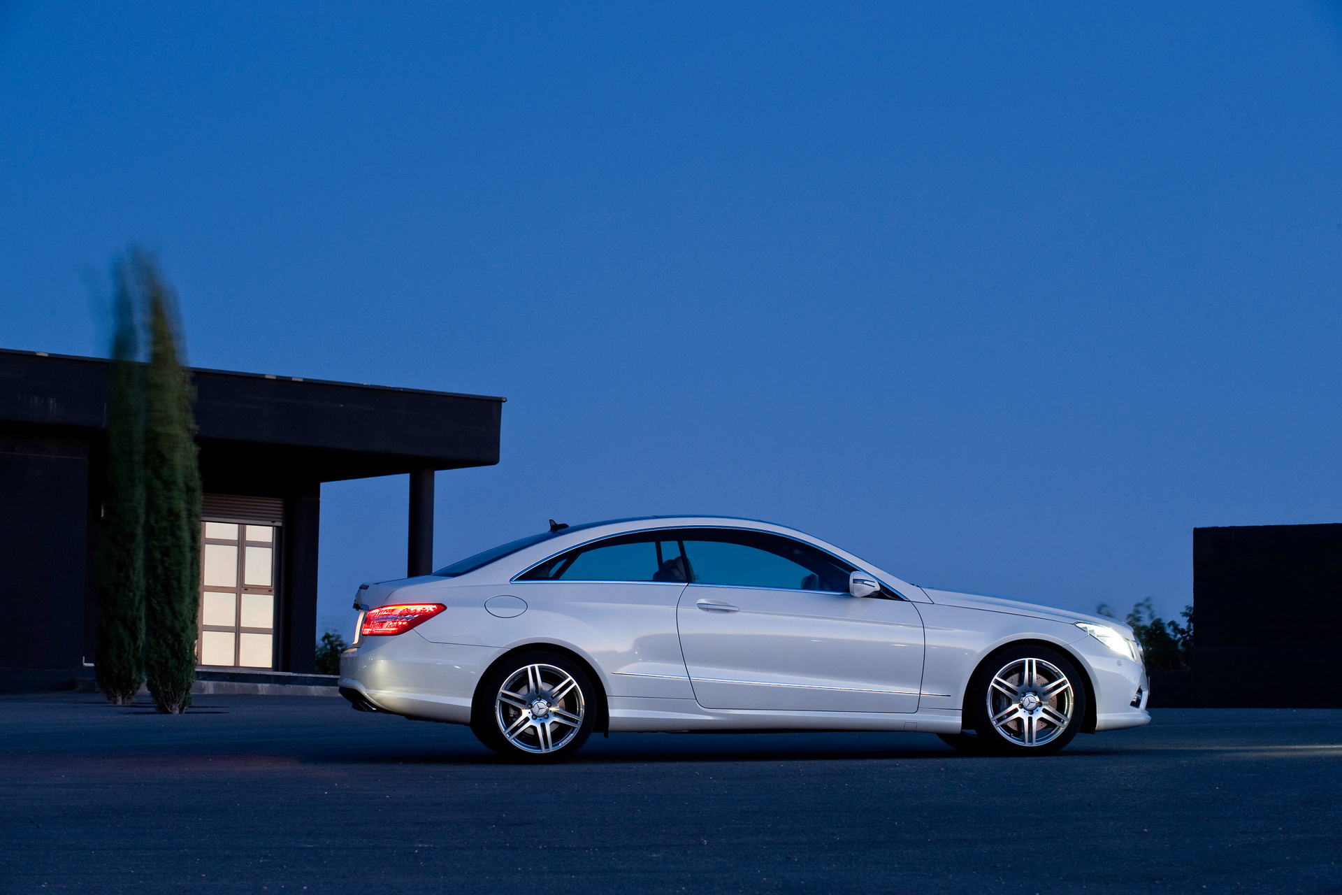 Mercedes-Benz E-Class Coupe фото