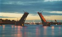 В Петербурге начали разводить мосты