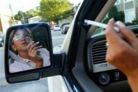 Госдума не стала запрещать курение за рулем