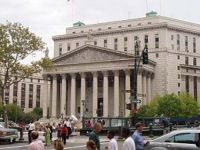 На ступенях Верховного суда Нью-Йорка машина сбила человека