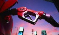 К августу бензин в России подорожает еще на 2 рубля