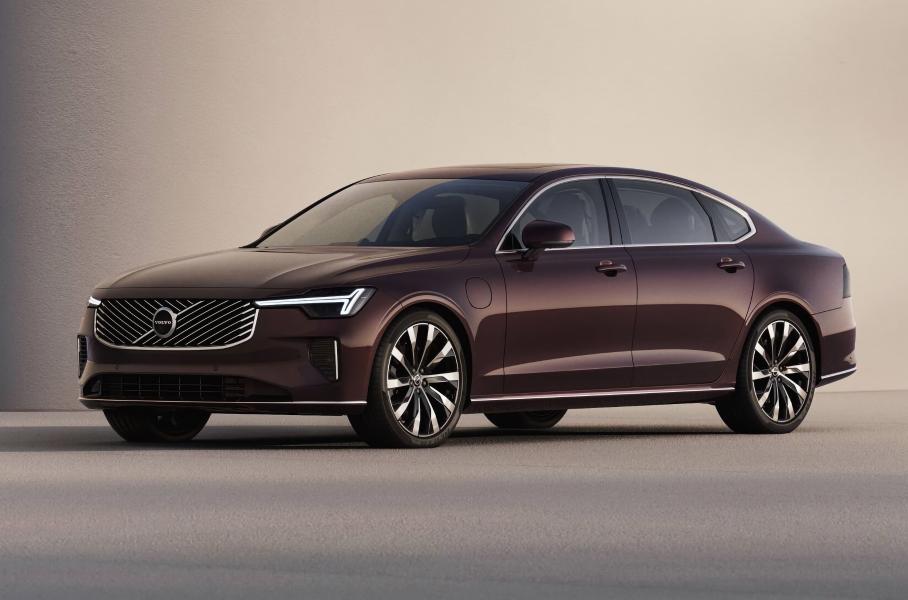 Volvo презентовала обновленный седан S90 с новейшими технологиями и стилем