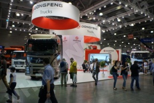 Компания VH-DONGFENG представила тягач-флагман  Dongfeng KX на «СТТ-2015»