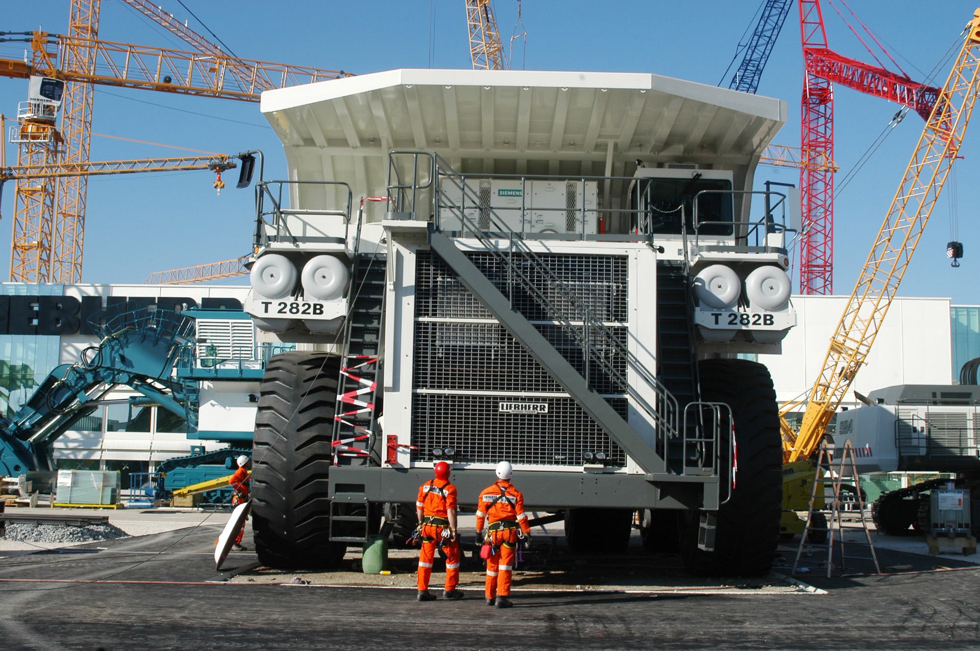 5 техник самая. Liebherr t282b. Немецкий самосвал Liebherr t282b. Самосвал Либхер т 282. Liebherr карьерный самосвал.